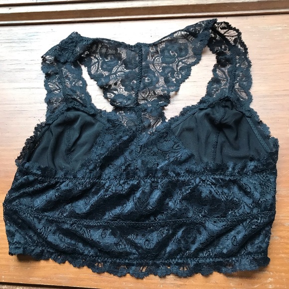 Tilly’s delicate lacy bralette - Picture 7 of 9